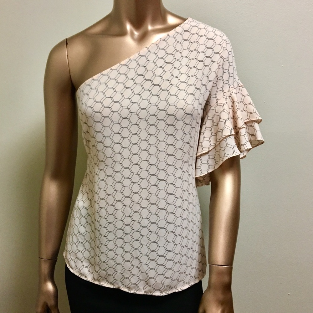 ✨NWT✨ One Shoulder Printed Blouse